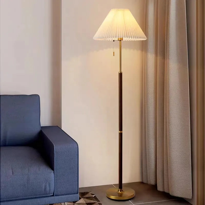 lampadaire vintage en bois avec tissu plissé design élégant