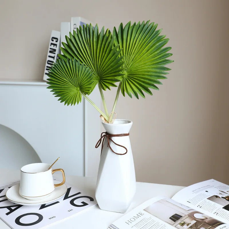 bouquet de feuilles monstera et bananier décoration intérieure mariage