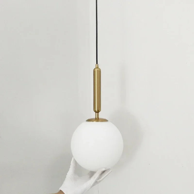 suspension moderne avec abat-jour en boule de verre doré