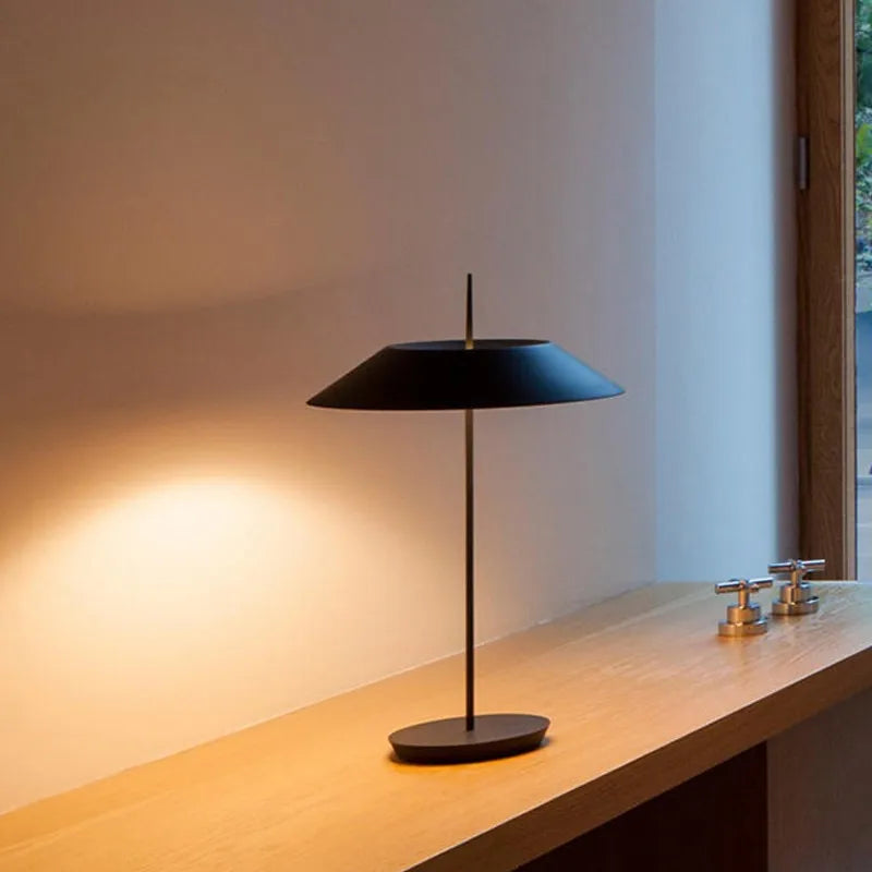 lampe à poser design en métal avec éclairage LED