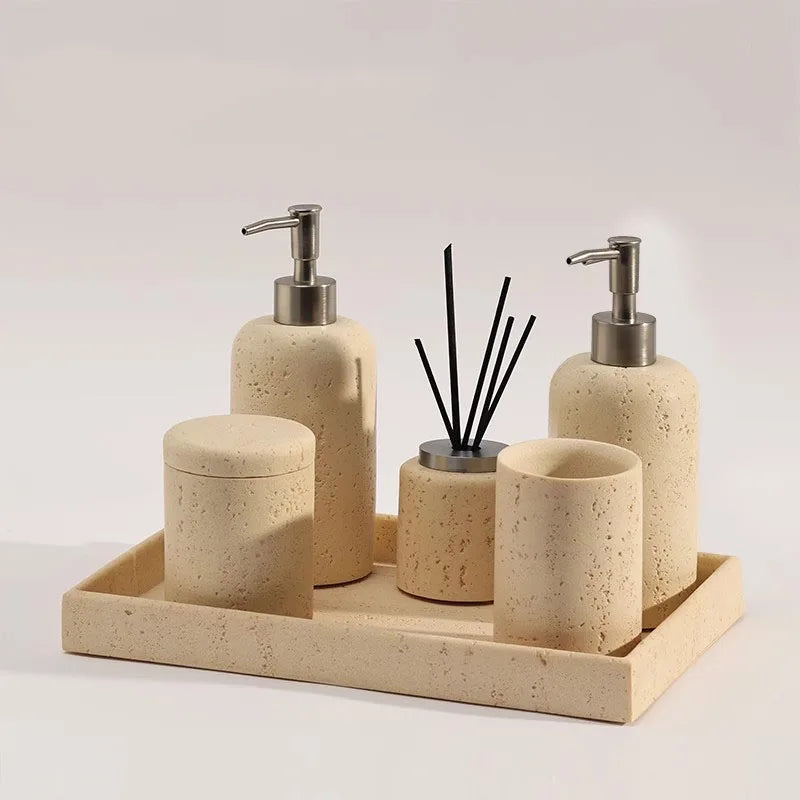 bouteille de désinfectant et accessoires de salle de bain luxe