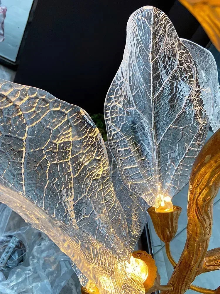 lustre moderne en métal avec design élégant et feuilles décoratives