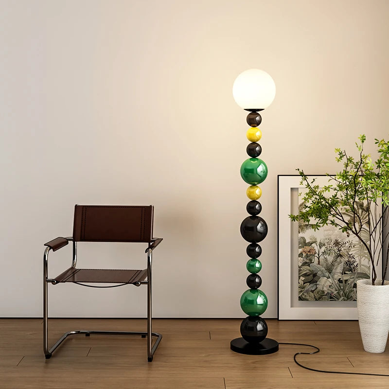 lampadaire moderne à perles colorées et abat-jour en verre