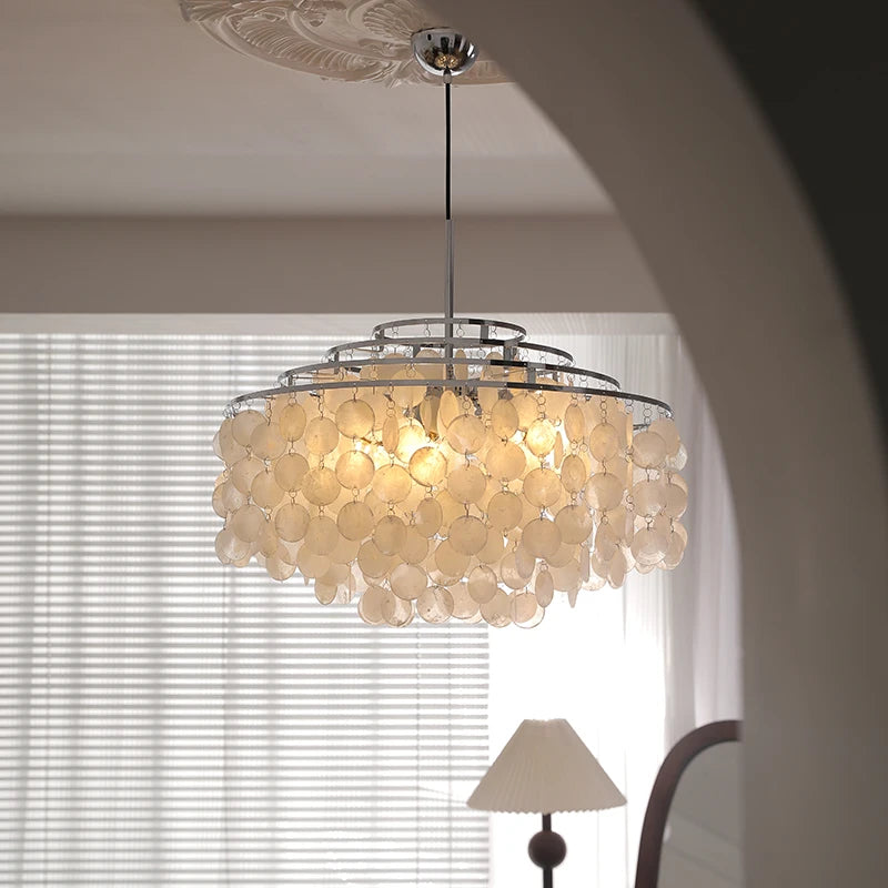 lustre en coquillage style français pour intérieur élégant