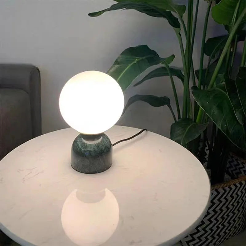 lampe à poser en marbre et verre pour intérieur élégant