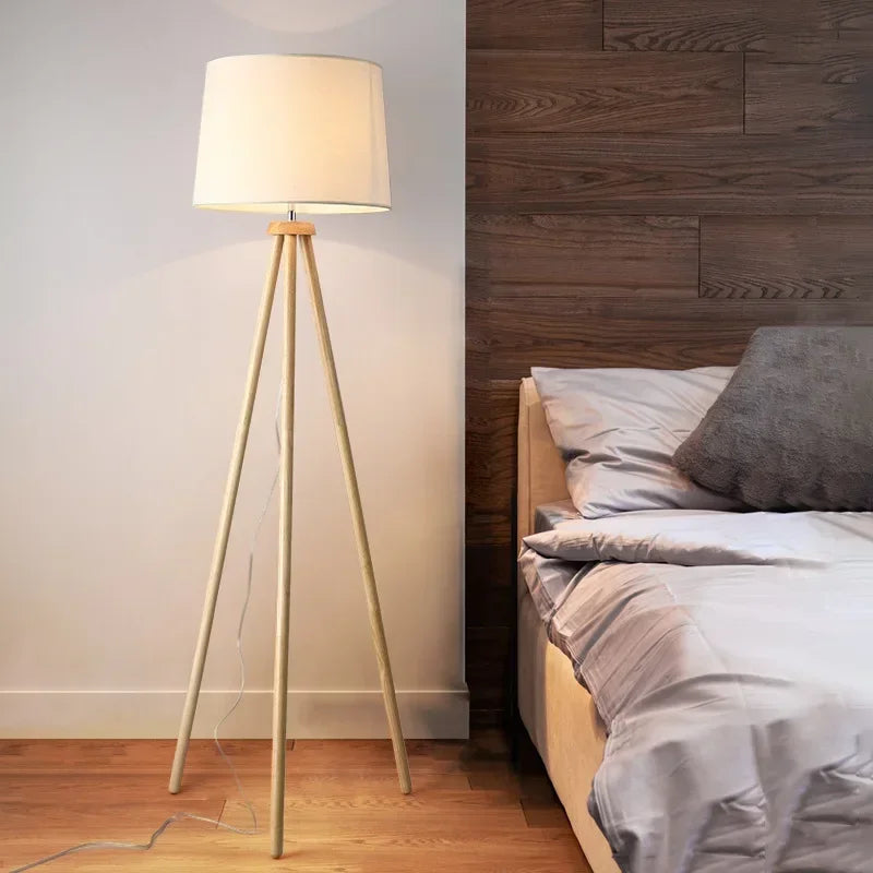 lampadaire en bois massif avec abat-jour en tissu moderne