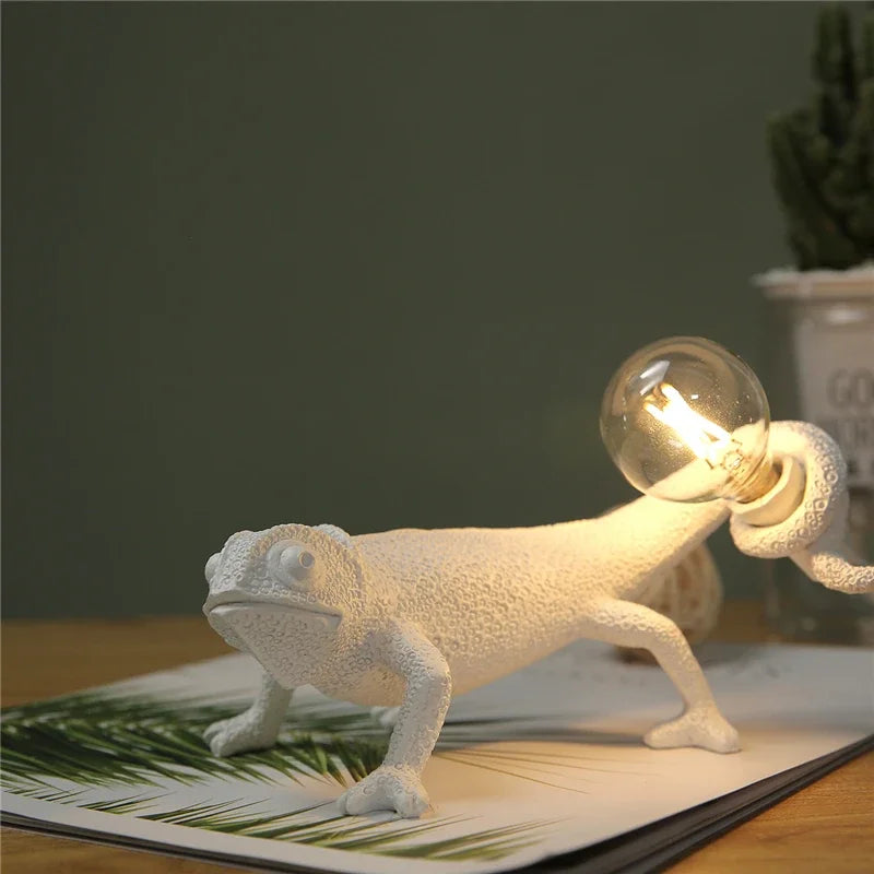 lampe de bureau lézard caméléon moderne et ludique en résine