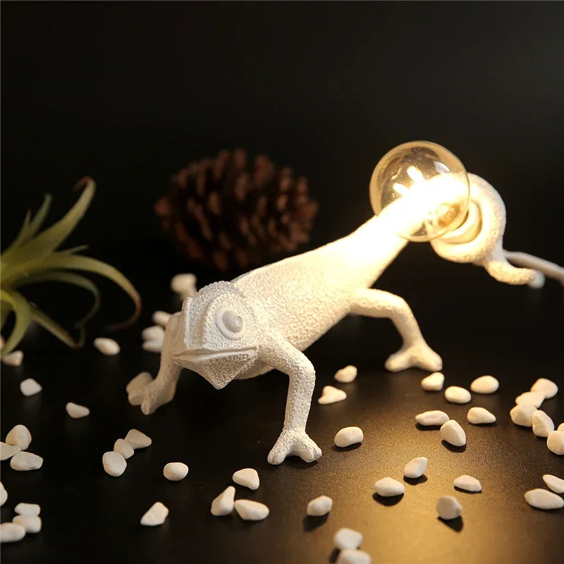 lampe de bureau lézard caméléon moderne et ludique en résine