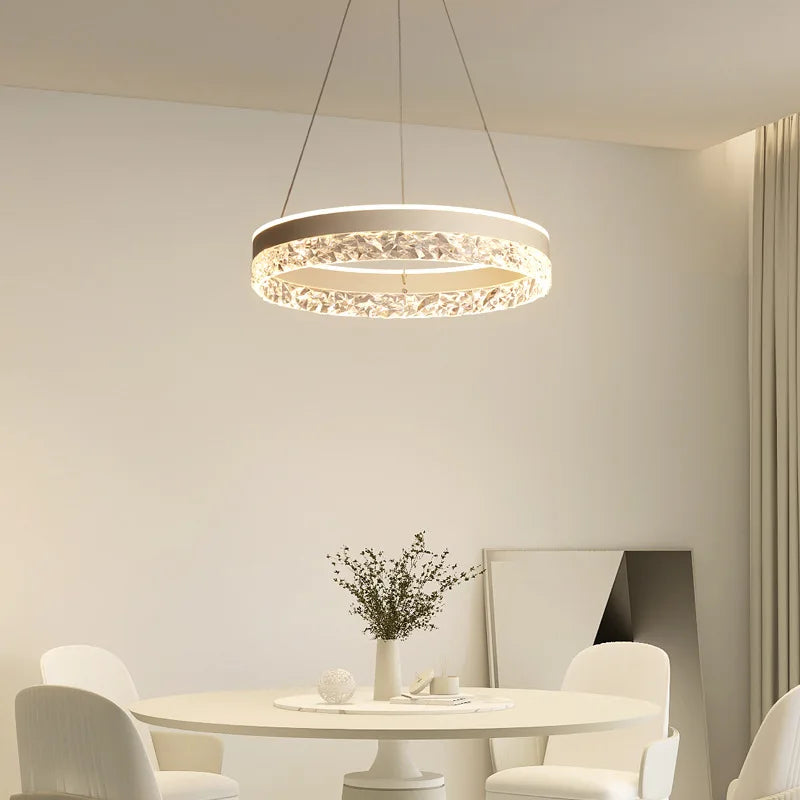 plafonnier led suspendu design minimaliste avec anneaux en cristal