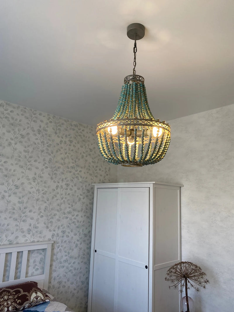 lustre moderne vintage en perles de bois pour intérieur élégant