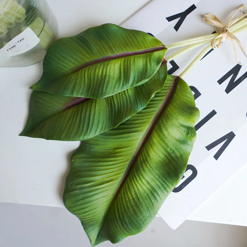 bouquet de feuilles monstera et bananier décoration intérieure mariage