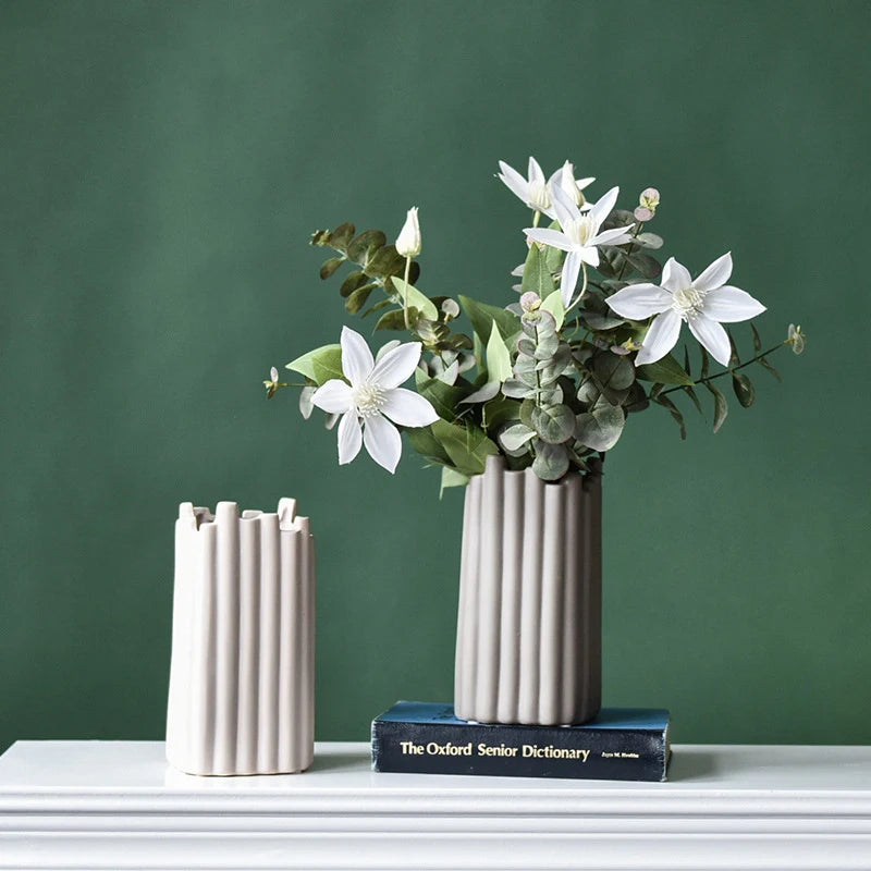 vase en céramique nordique design minimaliste pour arrangements floraux