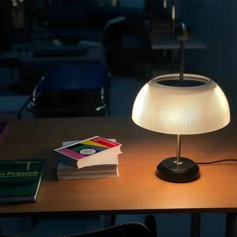 lampe de bureau rétro design italienne élégante pour intérieur moderne