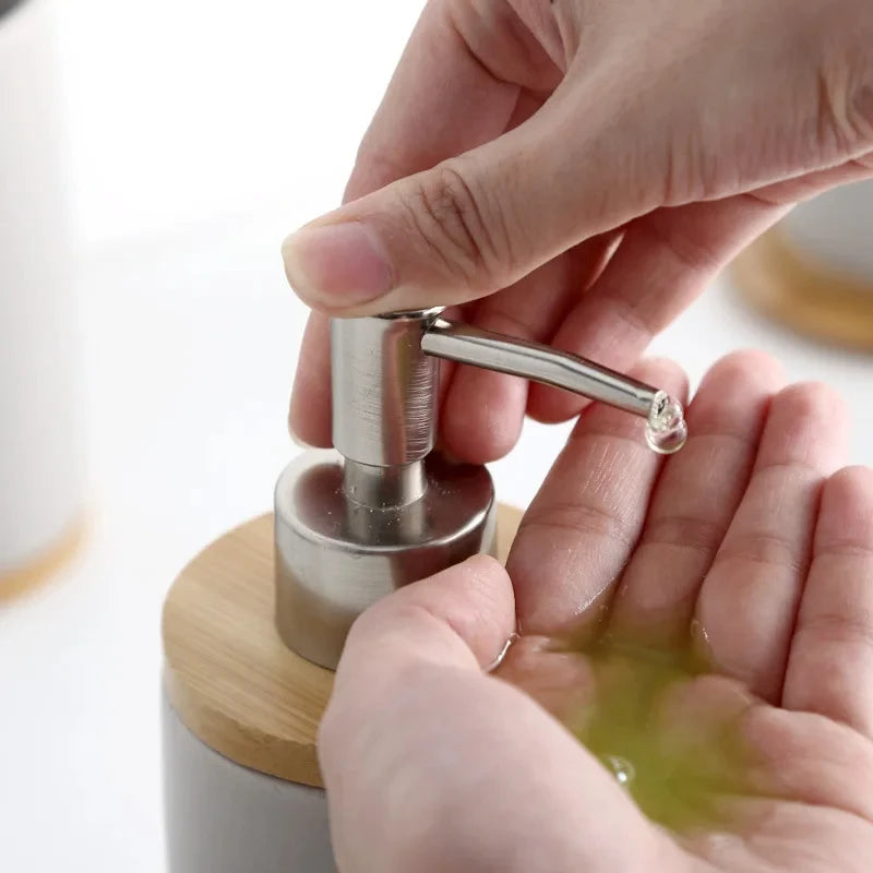 ensemble d'accessoires de salle de bain en céramique et bambou