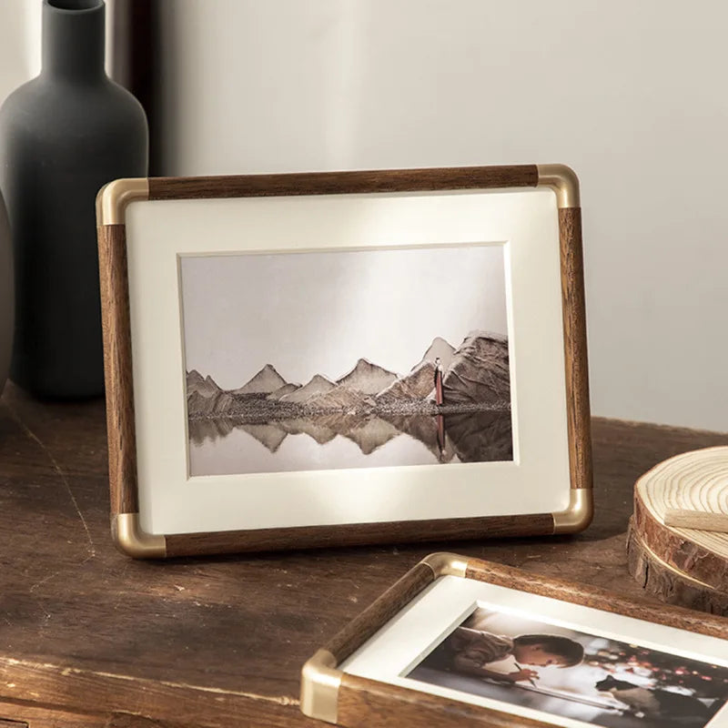 cadre photo en bois avec coin en cuivre pour décoration élégante