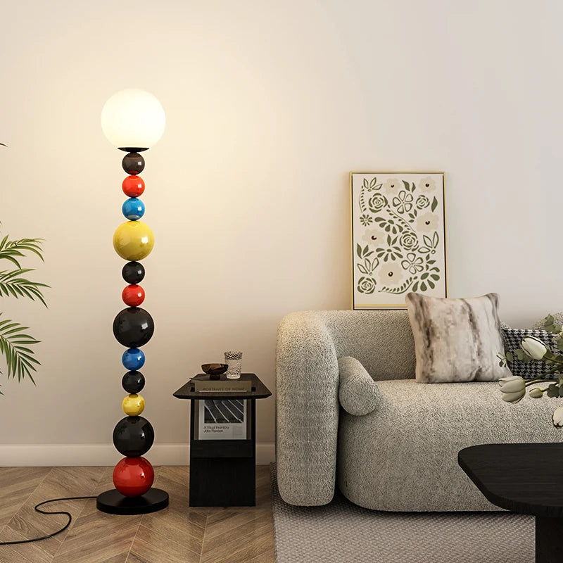 lampadaire moderne à perles colorées et abat-jour en verre