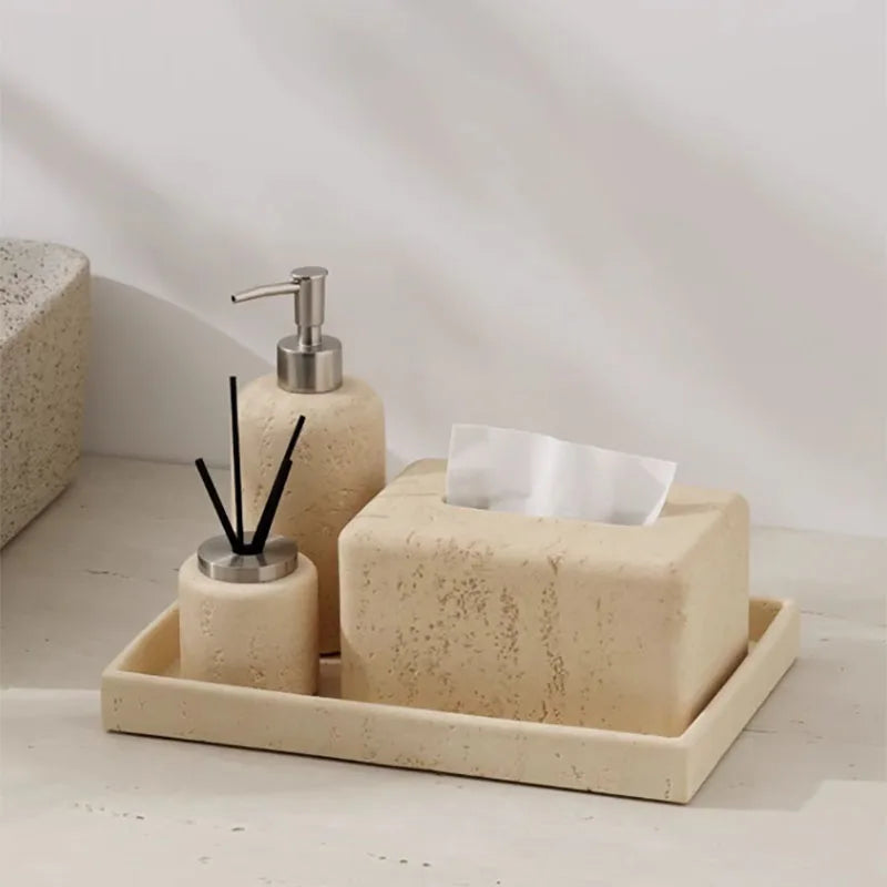 bouteille de désinfectant et accessoires de salle de bain luxe