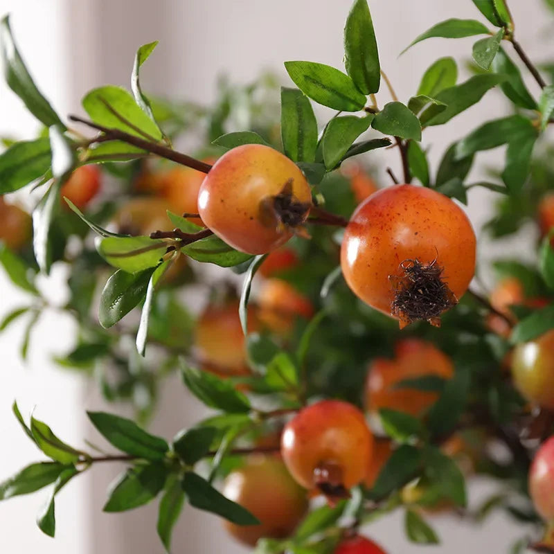 décoration de jardin avec grenades artificielles et plantes vertes