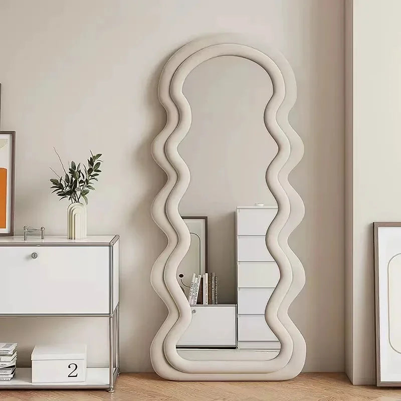 miroir ondulé design moderne pour un espace chic et funky