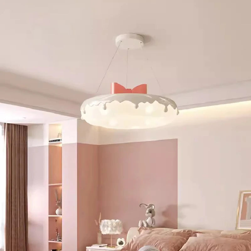 lustre en forme de donut avec nœud rose pour décoration enfantine