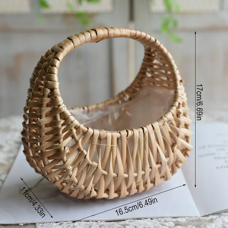 panier en rotin tissé pour rangement et décoration intérieure