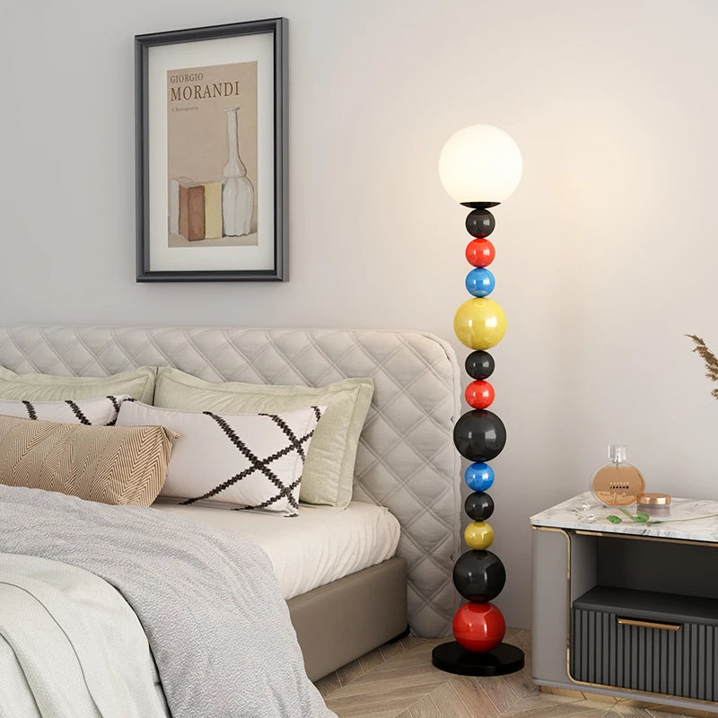 lampadaire moderne à perles colorées et abat-jour en verre