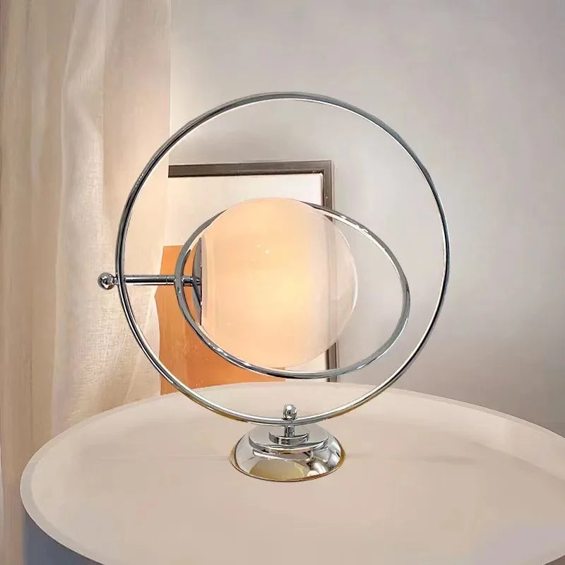 lampe à poser scandinave en chrome avec boule en verre