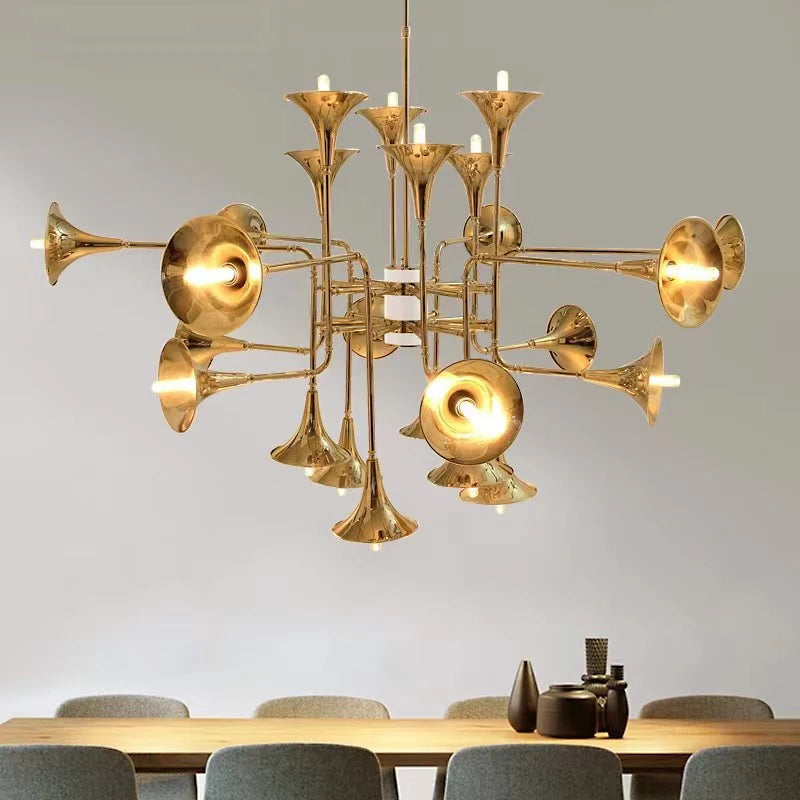 lustre trompette dorée à plusieurs têtes design moderne