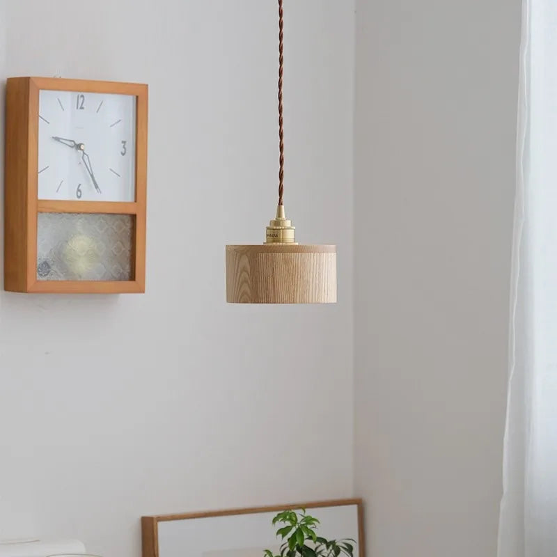 suspension en bois moderne nordique avec luminaire en laiton