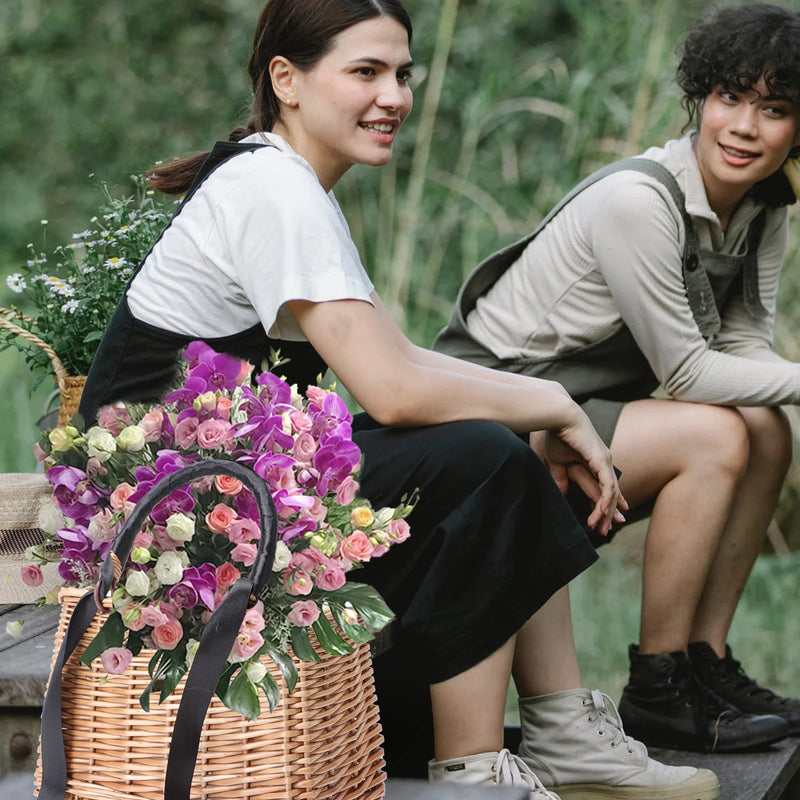 sac à main en paille avec panier à fleurs en rotin