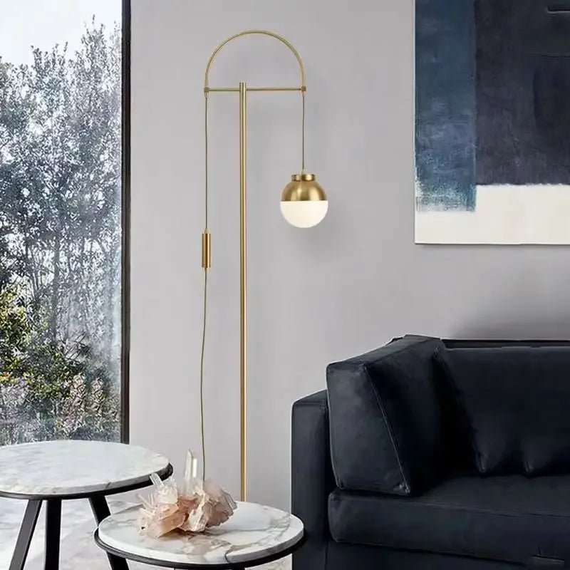 lampadaire rétro doré design nordique pour intérieur élégant