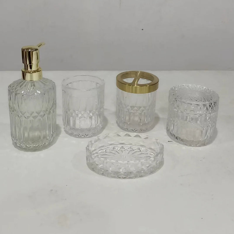 ensemble d'accessoires en verre pour salle de bain d'hôtel