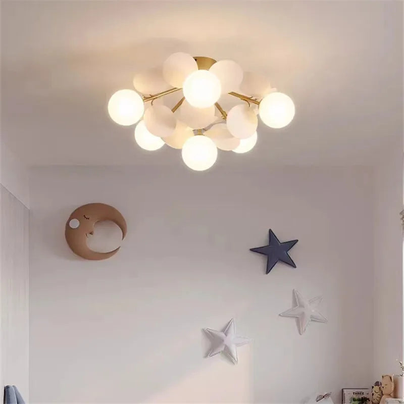 plafonnier en verre design lumineux pour intérieur moderne