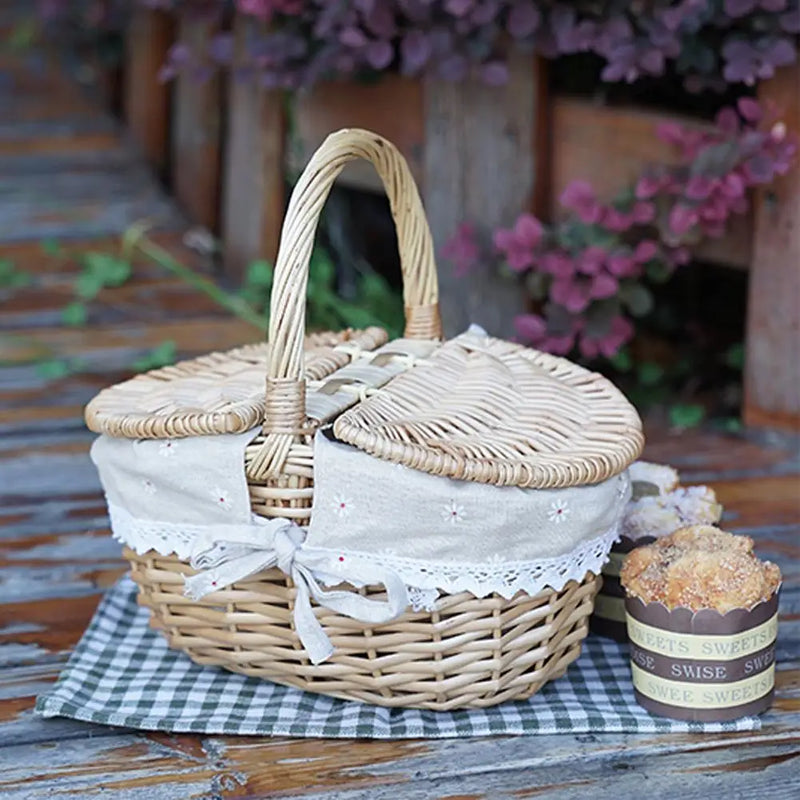 panier de pique-nique en osier avec poignée en main