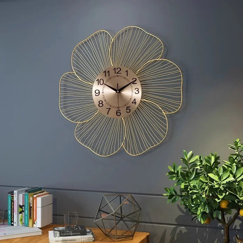 horloge murale design en métal pour intérieur moderne et épuré