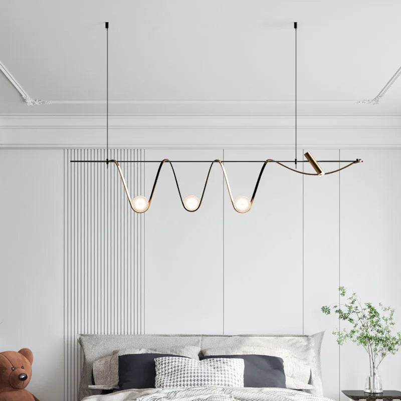 suspension LED dorée au design minimaliste décoratif