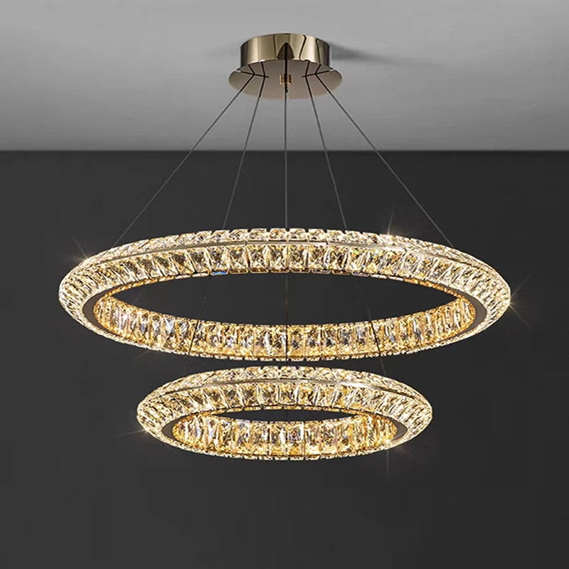 lustre en cristal doré design moderne pour intérieur élégant