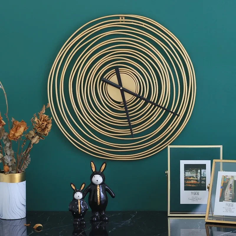 horloge murale moderne silencieuse en métal design élégant pour intérieur