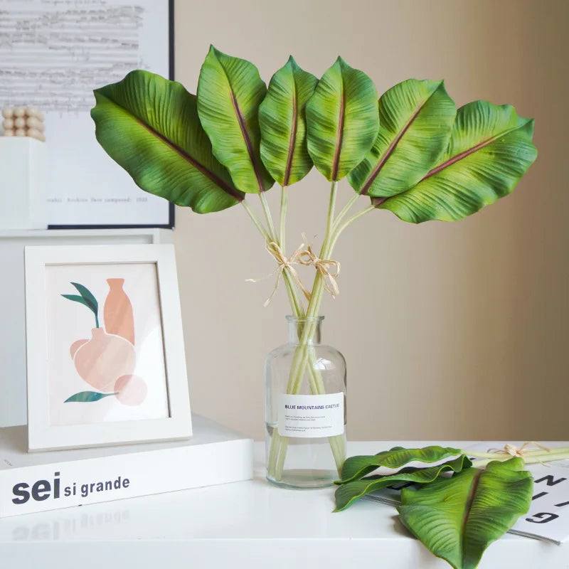 bouquet de feuilles monstera et bananier décoration intérieure mariage