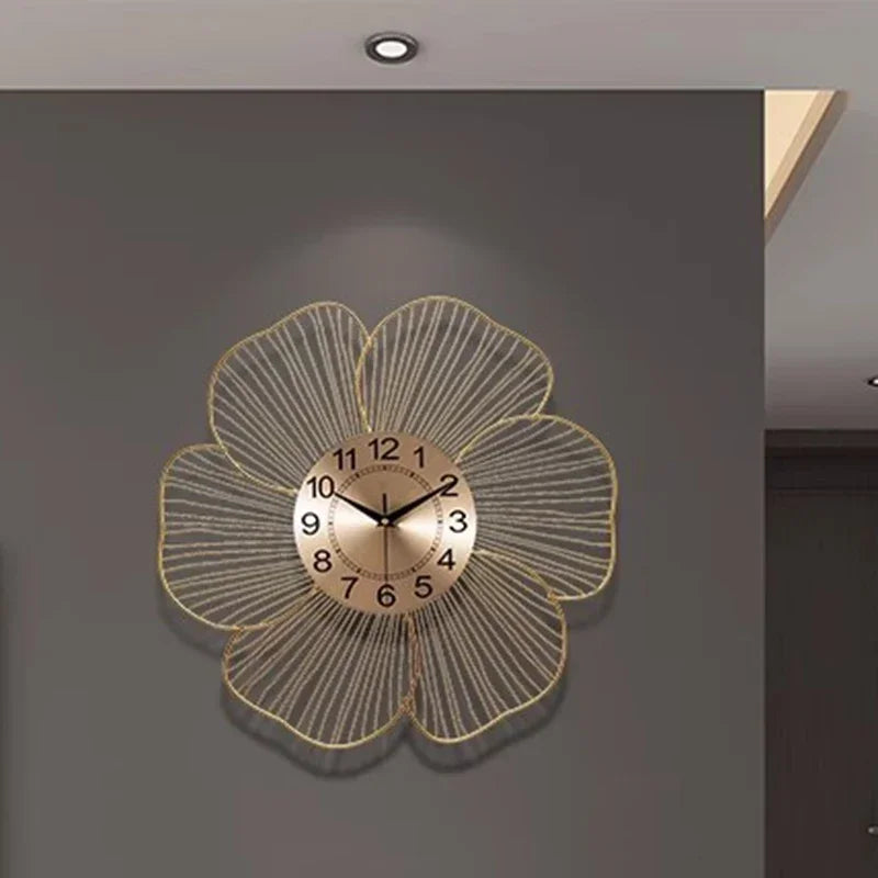 horloge murale design en métal pour intérieur moderne et épuré