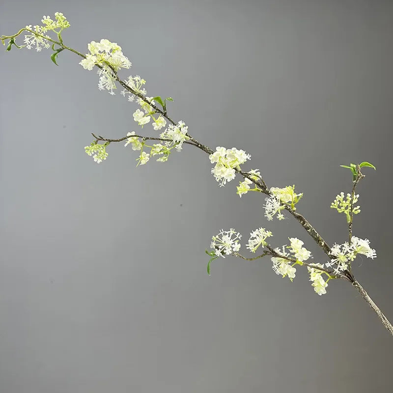 décoration de table en fleurs artificielles et saule neige