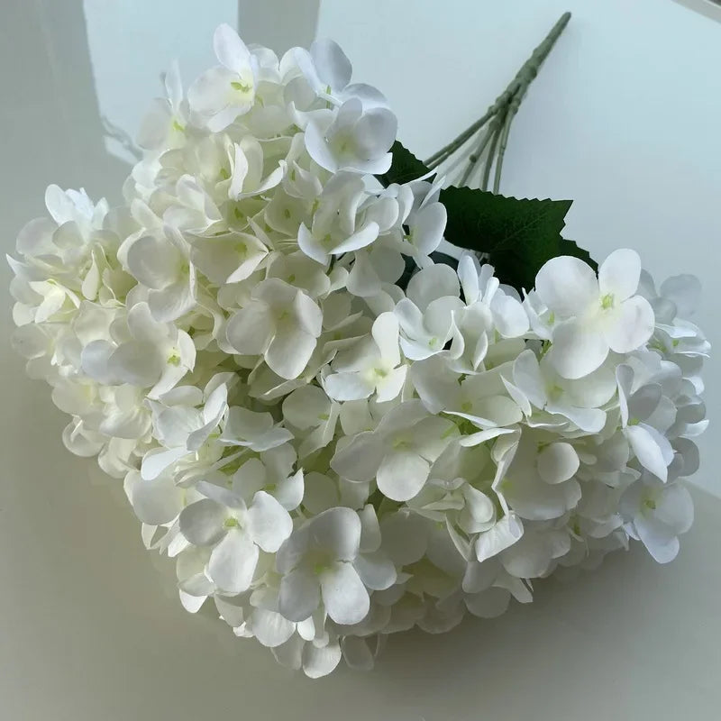 bouquet d'hortensias en soie pour décoration intérieure élégante