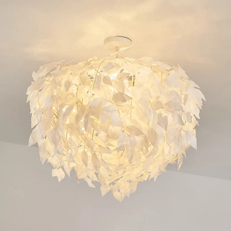 lustre en feuilles plastiques pour une ambiance romantique et décorative