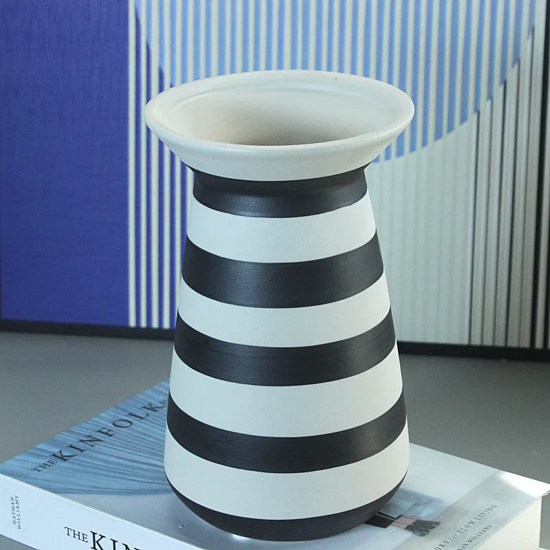 vase en céramique à rayures géométriques pour décoration intérieure