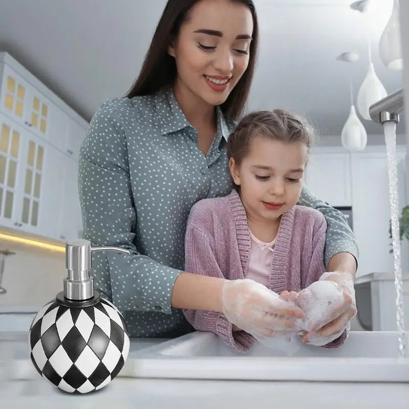 distributeur de savon moderne en damier pour cuisine et salle de bain