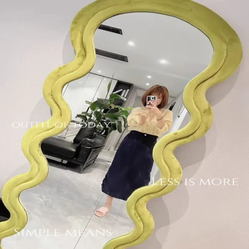 miroir ondulé design moderne pour un espace chic et funky