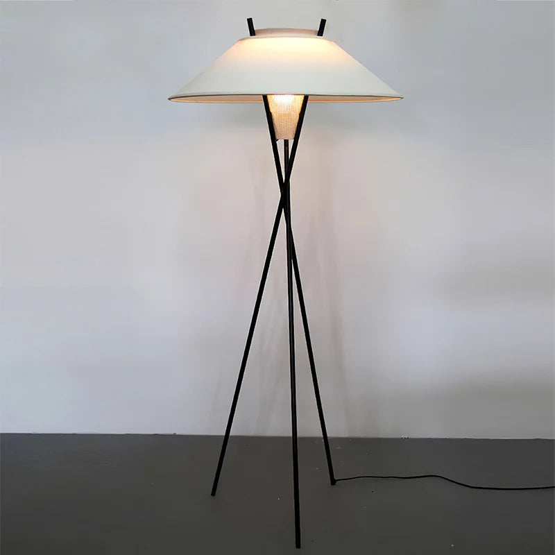 lampadaire triangulaire moderne design italien avec abat-jour vintage