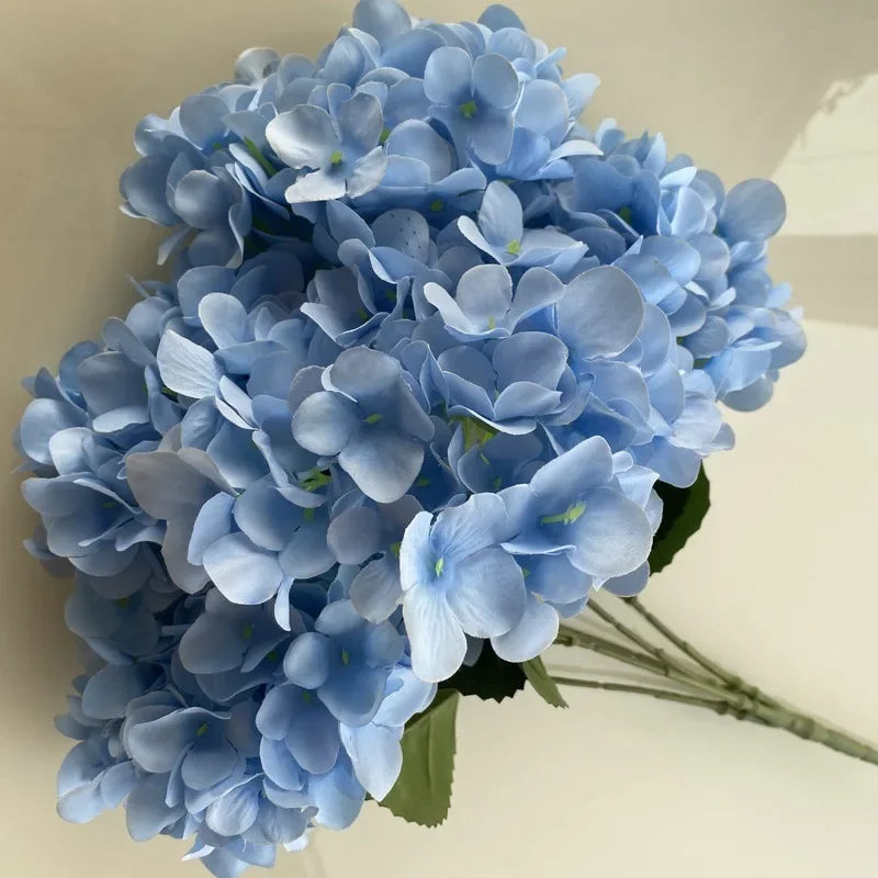 bouquet d'hortensias en soie pour décoration intérieure élégante