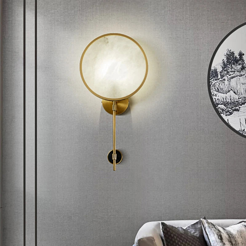 lampe chinoise dorée en cuivre et marbre pour ambiance moderne