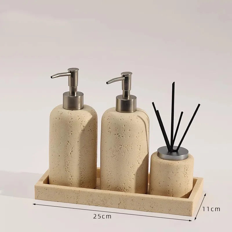 bouteille de désinfectant et accessoires de salle de bain luxe